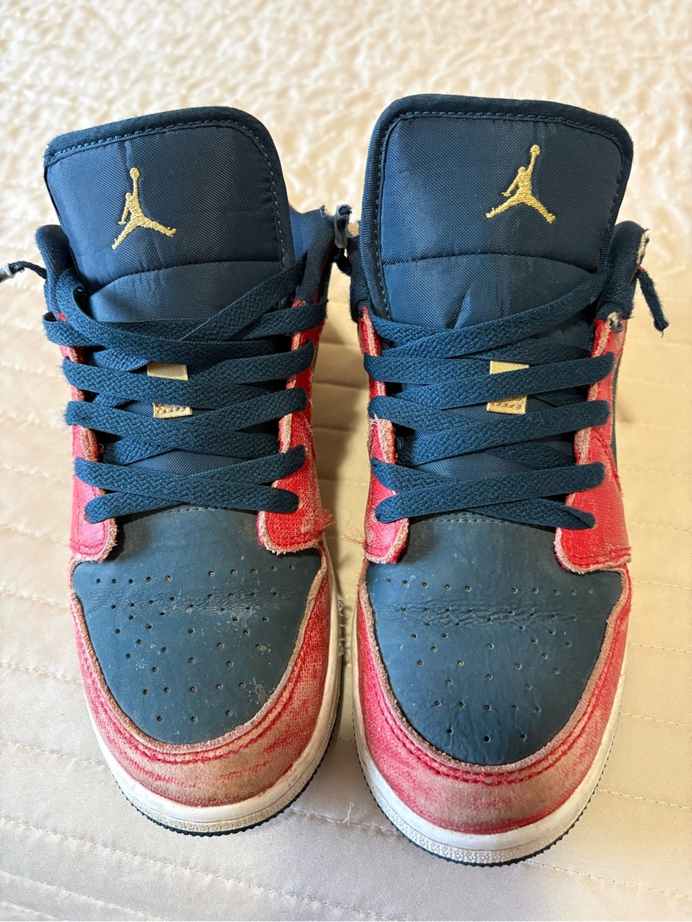 Jordan Low Top Sneakers in Navy and Red. size 5Y